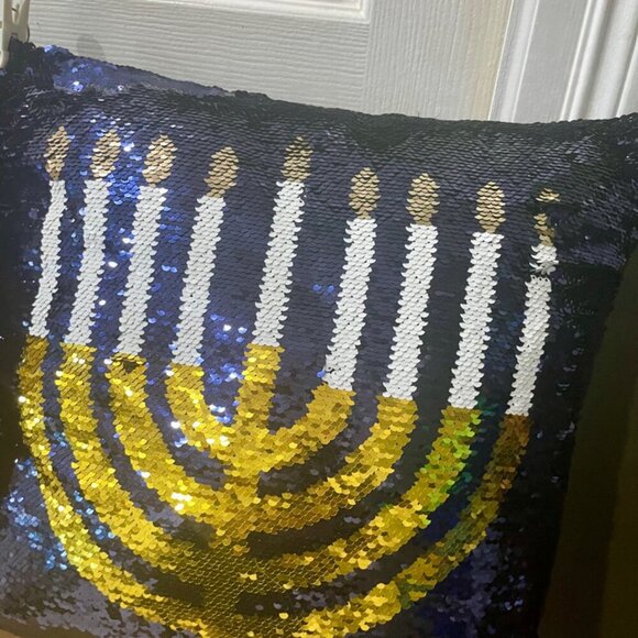 HANUKAH MENORAH SEQUIN PILLOWS FESTIVE LIGHTS 18x18 SET OF 2 EXCELLET CONDITION - Picture 5 of 16